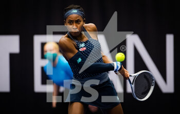 2020-10-20 - Cori Gauff of the United States in action against Katerina Siniakova of the Czech Republic during the first round at the 2020 J&T Banka Ostrava Open WTA Premier tennis tournament on October 20, 2020 in Ostrava, Czech Republic - Photo Rob Prange / Spain DPPI / DPPI - 2020 J&T BANKA OSTRAVA OPEN WTA PREMIER - INTERNATIONALS - TENNIS