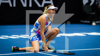 2020-10-21 - Amanda Anisimova of the United States in action against Elise Mertens of Belgium during the first round at the 2020 J&T Banka Ostrava Open WTA Premier tennis tournament on October 21, 2020 in Ostrava, Czech Republic - Photo Rob Prange / Spain DPPI / DPPI - 2020 J&T BANKA OSTRAVA OPEN WTA PREMIER - INTERNATIONALS - TENNIS
