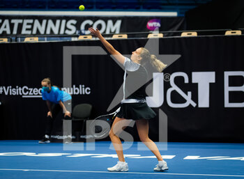 2020-10-21 - Elise Mertens of Belgium in action against Amanda Anisimova of the United States during the first round at the 2020 J&T Banka Ostrava Open WTA Premier tennis tournament on October 21, 2020 in Ostrava, Czech Republic - Photo Rob Prange / Spain DPPI / DPPI - 2020 J&T BANKA OSTRAVA OPEN WTA PREMIER - INTERNATIONALS - TENNIS