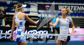 2020-10-21 - Amanda Anisimova of the United States and Elise Mertens of Belgium at the net after the first round at the 2020 J&T Banka Ostrava Open WTA Premier tennis tournament on October 21, 2020 in Ostrava, Czech Republic - Photo Rob Prange / Spain DPPI / DPPI - 2020 J&T BANKA OSTRAVA OPEN WTA PREMIER - INTERNATIONALS - TENNIS