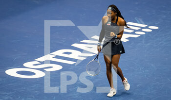 2020-10-22 - Cori Gauff of the United States in action against Aryna Sabalenka of Belarus during the second round at the 2020 J&T Banka Ostrava Open WTA Premier tennis tournament on October 22, 2020 in Ostrava, Czech Republic - Photo Rob Prange / Spain DPPI / DPPI - SECOND ROUND OF 2020 J&T BANKA OSTRAVA OPEN WTA PREMIER - THURSDAY - INTERNATIONALS - TENNIS