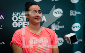 2020-10-22 - Ons Jabeur of Tunisia talks to the media after winning the second round at the 2020 J&T Banka Ostrava Open WTA Premier tennis tournament on October 22, 2020 in Ostrava, Czech Republic - Photo Rob Prange / Spain DPPI / DPPI - SECOND ROUND OF 2020 J&T BANKA OSTRAVA OPEN WTA PREMIER - THURSDAY - INTERNATIONALS - TENNIS
