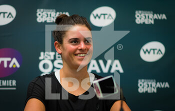 2020-10-22 - Jennifer Brady of the United States talks to the media after reaching the quarter-final at the 2020 J&T Banka Ostrava Open WTA Premier tennis tournament on October 22, 2020 in Ostrava, Czech Republic - Photo Rob Prange / Spain DPPI / DPPI - SECOND ROUND OF 2020 J&T BANKA OSTRAVA OPEN WTA PREMIER - THURSDAY - INTERNATIONALS - TENNIS