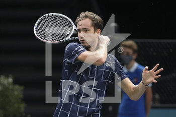2020-11-08 - Daniil Medvedev of Russia in action against Alexander Zverev of Germany during the men's final on day 7 of the Rolex Paris Masters 2020, ATP Masters 1000 on November 8, 2020 at AccorHotels Arena in Paris, France - Photo Juan Soliz / DPPI - ROLEX PARIS MASTERS 2020, ATP MASTERS 1000 - MEN'S FINAL - INTERNATIONALS - TENNIS