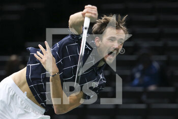 2020-11-08 - Daniil Medvedev of Russia in action against Alexander Zverev of Germany during the men's final on day 7 of the Rolex Paris Masters 2020, ATP Masters 1000 on November 8, 2020 at AccorHotels Arena in Paris, France - Photo Juan Soliz / DPPI - ROLEX PARIS MASTERS 2020, ATP MASTERS 1000 - MEN'S FINAL - INTERNATIONALS - TENNIS