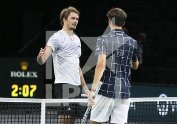 2020-11-08 - Winner Daniil Medvedev of Russia checks hands with Alexander Zverev of Germany (left) following the men's final on day 7 of the Rolex Paris Masters 2020, ATP Masters 1000 on November 8, 2020 at AccorHotels Arena in Paris, France - Photo Juan Soliz / DPPI - ROLEX PARIS MASTERS 2020, ATP MASTERS 1000 - MEN'S FINAL - INTERNATIONALS - TENNIS