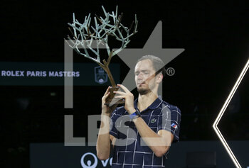2020-11-08 - Winner Daniil Medvedev of Russia during the trophy ceremony of the men's final on day 7 of the Rolex Paris Masters 2020, ATP Masters 1000 on November 8, 2020 at AccorHotels Arena in Paris, France - Photo Juan Soliz / DPPI - ROLEX PARIS MASTERS 2020, ATP MASTERS 1000 - MEN'S FINAL - INTERNATIONALS - TENNIS