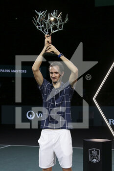 2020-11-08 - Winner Daniil Medvedev of Russia during the trophy ceremony of the men's final on day 7 of the Rolex Paris Masters 2020, ATP Masters 1000 on November 8, 2020 at AccorHotels Arena in Paris, France - Photo Juan Soliz / DPPI - ROLEX PARIS MASTERS 2020, ATP MASTERS 1000 - MEN'S FINAL - INTERNATIONALS - TENNIS