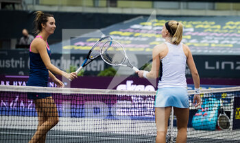 2020-11-11 - Oceane Dodin of France at the net with Jil Teichmann of Switzerland during the first round at the 2020 Upper Austria Ladies Linz WTA International tennis tournament on November 11, 2020 at TipsArena Linz in Linz, Austria - Photo Rob Prange / Spain DPPI / DPPI - 2020 UPPER AUSTRIA LADIES LINZ WTA INTERNATIONAL TOURNAMENT - WEDNESDAY - INTERNATIONALS - TENNIS