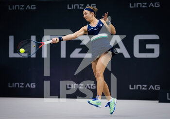 2020-11-12 - Nadia Podoroska of Argentina in action against Camila Giorgi of Italy during her second round match at the 2020 Upper Austria Ladies Linz WTA International tennis tournament on November 12, 2020 at TipsArena Linz in Linz, Austria - Photo Rob Prange / Spain DPPI / DPPI - 2020 UPPER AUSTRIA LADIES LINZ WTA INTERNATIONAL TOURNAMENT - INTERNATIONALS - TENNIS