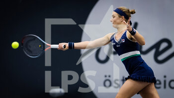 2020-11-12 - Nadia Podoroska of Argentina in action against Camila Giorgi of Italy during her second round match at the 2020 Upper Austria Ladies Linz WTA International tennis tournament on November 12, 2020 at TipsArena Linz in Linz, Austria - Photo Rob Prange / Spain DPPI / DPPI - 2020 UPPER AUSTRIA LADIES LINZ WTA INTERNATIONAL TOURNAMENT - INTERNATIONALS - TENNIS