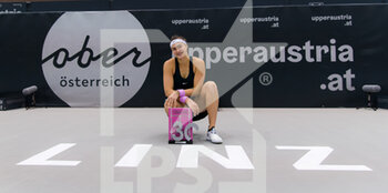 2020-11-15 - Aryna Sabalenka of Belarus poses with the champions trophy of the 2020 Upper Austria Ladies Linz WTA International tennis tournament on November 15, 2020 at TipsArena Linz in Linz, Austria - Photo Rob Prange / Spain DPPI / DPPI - 2020 UPPER AUSTRIA LADIES LINZ WTA INTERNATIONAL TOURNAMENT - INTERNATIONALS - TENNIS