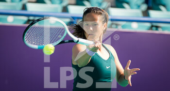 2021-01-06 - Daria Kasatkina of Russia in action against Qiang Wang of China during the first round of the 2021 Abu Dhabi WTA Women's Tennis Open WTA 500 tournament on January 6, 2021 in Abu Dhabi, United Arab Emirates - Photo Rob Prange / Spain DPPI / DPPI - 2021 ABU DHABI WTA WOMEN'S TENNIS OPEN WTA 500 TOURNAMENT - FIRST ROUND - INTERNATIONALS - TENNIS