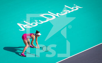 2021-01-06 - Veronika Kudermetova of Russia in action against Anett Kontaveit of Estonia during the first round of the 2021 Abu Dhabi WTA Women's Tennis Open WTA 500 tournament on January 6, 2021 in Abu Dhabi, United Arab Emirates - Photo Rob Prange / Spain DPPI / DPPI - 2021 ABU DHABI WTA WOMEN'S TENNIS OPEN WTA 500 TOURNAMENT - FIRST ROUND - INTERNATIONALS - TENNIS