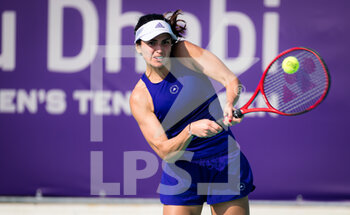 2021-01-06 - Amandine Hesse of France in action against Jodie Burrage of Great Britain during the first round of the 2021 Abu Dhabi WTA Women's Tennis Open WTA 500 tournament on January 6, 2021 in Abu Dhabi, United Arab Emirates - Photo Rob Prange / Spain DPPI / DPPI - 2021 ABU DHABI WTA WOMEN'S TENNIS OPEN WTA 500 TOURNAMENT - FIRST ROUND - INTERNATIONALS - TENNIS