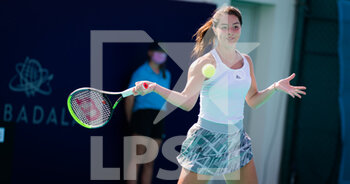2021-01-06 - Jodie Burrage of Great Britain in action against Amandine Hesse of France during the first round of the 2021 Abu Dhabi WTA Women's Tennis Open WTA 500 tournament on January 6, 2021 in Abu Dhabi, United Arab Emirates - Photo Rob Prange / Spain DPPI / DPPI - 2021 ABU DHABI WTA WOMEN'S TENNIS OPEN WTA 500 TOURNAMENT - FIRST ROUND - INTERNATIONALS - TENNIS