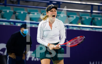 2021-01-06 - Donna Vekic of Croatia in action against Bernarda Pera of the United States during the first round of the 2021 Abu Dhabi WTA Women's Tennis Open WTA 500 tournament on January 6, 2021 in Abu Dhabi, United Arab Emirates - Photo Rob Prange / Spain DPPI / DPPI - 2021 ABU DHABI WTA WOMEN'S TENNIS OPEN WTA 500 TOURNAMENT - FIRST ROUND - INTERNATIONALS - TENNIS
