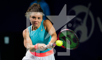 2021-01-06 - Jasmine Paolini of Italy in action against Leylah Fernandez of Canada during the first round of the 2021 Abu Dhabi WTA Women's Tennis Open WTA 500 tournament on January 6, 2021 in Abu Dhabi, United Arab Emirates - Photo Rob Prange / Spain DPPI / DPPI - 2021 ABU DHABI WTA WOMEN'S TENNIS OPEN WTA 500 TOURNAMENT - FIRST ROUND - INTERNATIONALS - TENNIS