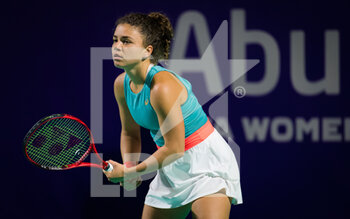 2021-01-06 - Jasmine Paolini of Italy in action against Leylah Fernandez of Canada during the first round of the 2021 Abu Dhabi WTA Women's Tennis Open WTA 500 tournament on January 6, 2021 in Abu Dhabi, United Arab Emirates - Photo Rob Prange / Spain DPPI / DPPI - 2021 ABU DHABI WTA WOMEN'S TENNIS OPEN WTA 500 TOURNAMENT - FIRST ROUND - INTERNATIONALS - TENNIS