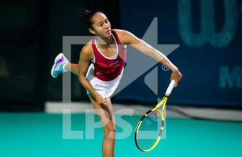 2021-01-06 - Leylah Fernandez of Canada in action against Jasmine Paolini of Italy during the first round of the 2021 Abu Dhabi WTA Women's Tennis Open WTA 500 tournament on January 6, 2021 in Abu Dhabi, United Arab Emirates - Photo Rob Prange / Spain DPPI / DPPI - 2021 ABU DHABI WTA WOMEN'S TENNIS OPEN WTA 500 TOURNAMENT - FIRST ROUND - INTERNATIONALS - TENNIS
