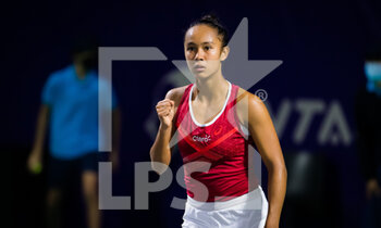 2021-01-06 - Leylah Fernandez of Canada in action against Jasmine Paolini of Italy during the first round of the 2021 Abu Dhabi WTA Women's Tennis Open WTA 500 tournament on January 6, 2021 in Abu Dhabi, United Arab Emirates - Photo Rob Prange / Spain DPPI / DPPI - 2021 ABU DHABI WTA WOMEN'S TENNIS OPEN WTA 500 TOURNAMENT - FIRST ROUND - INTERNATIONALS - TENNIS