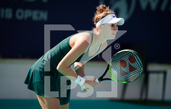 2021-01-07 - Marketa Vondrousova of the Czech Republic in action against Su-Wei Hsieh of Chinese Taipeh during the first round of the 2021 Abu Dhabi WTA Women's Tennis Open WTA 500 tournament on January 7, 2021 in Abu Dhabi, United Arab Emirates - Photo Rob Prange / Spain DPPI / DPPI - 2021 ABU DHABI WTA WOMEN'S TENNIS OPEN WTA 500 TOURNAMENT - FIRST ROUND - INTERNATIONALS - TENNIS