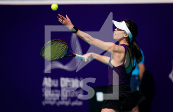 2021-01-07 - Su-Wei Hsieh of Chinese Taipeh in action against Marketa Vondrousova of the Czech Republic during the first round of the 2021 Abu Dhabi WTA Women's Tennis Open WTA 500 tournament on January 7, 2021 in Abu Dhabi, United Arab Emirates - Photo Rob Prange / Spain DPPI / DPPI - 2021 ABU DHABI WTA WOMEN'S TENNIS OPEN WTA 500 TOURNAMENT - FIRST ROUND - INTERNATIONALS - TENNIS