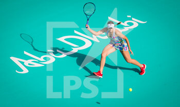 2021-01-07 - Sofia Kenin of the United States in action against Zhaoxuan Yang of China during the first round of the 2021 Abu Dhabi WTA Women's Tennis Open WTA 500 tournament on January 7, 2021 in Abu Dhabi, United Arab Emirates - Photo Rob Prange / Spain DPPI / DPPI - 2021 ABU DHABI WTA WOMEN'S TENNIS OPEN WTA 500 TOURNAMENT - FIRST ROUND - INTERNATIONALS - TENNIS