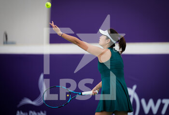 2021-01-07 - Yang Zhaoxuan of China in action against Sofia Kenin of the United States during the first round of the 2021 Abu Dhabi WTA Women's Tennis Open WTA 500 tournament on January 7, 2021 in Abu Dhabi, United Arab Emirates - Photo Rob Prange / Spain DPPI / DPPI - 2021 ABU DHABI WTA WOMEN'S TENNIS OPEN WTA 500 TOURNAMENT - FIRST ROUND - INTERNATIONALS - TENNIS
