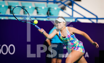 2021-01-07 - Sofia Kenin of the United States in action against Zhaoxuan Yang of China during the first round of the 2021 Abu Dhabi WTA Women's Tennis Open WTA 500 tournament on January 7, 2021 in Abu Dhabi, United Arab Emirates - Photo Rob Prange / Spain DPPI / DPPI - 2021 ABU DHABI WTA WOMEN'S TENNIS OPEN WTA 500 TOURNAMENT - FIRST ROUND - INTERNATIONALS - TENNIS