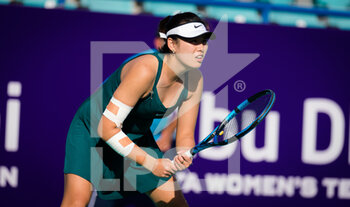 2021-01-07 - Yang Zhaoxuan of China in action against Sofia Kenin of the United States during the first round of the 2021 Abu Dhabi WTA Women's Tennis Open WTA 500 tournament on January 7, 2021 in Abu Dhabi, United Arab Emirates - Photo Rob Prange / Spain DPPI / DPPI - 2021 ABU DHABI WTA WOMEN'S TENNIS OPEN WTA 500 TOURNAMENT - FIRST ROUND - INTERNATIONALS - TENNIS