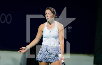 2021-01-07 - Jodie Burrage of Great Britain in action against Heather Watson of Great Britain during the first round of the 2021 Abu Dhabi WTA Women's Tennis Open WTA 500 tournament on January 7, 2021 in Abu Dhabi, United Arab Emirates - Photo Rob Prange / Spain DPPI / DPPI - 2021 ABU DHABI WTA WOMEN'S TENNIS OPEN WTA 500 TOURNAMENT - FIRST ROUND - INTERNATIONALS - TENNIS