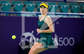 2021-01-07 - Elina Svitolina of the Ukraine in action against Jessica Pegula of the United States during the first round of the 2021 Abu Dhabi WTA Women's Tennis Open WTA 500 tournament on January 7, 2021 in Abu Dhabi, United Arab Emirates - Photo Rob Prange / Spain DPPI / DPPI - 2021 ABU DHABI WTA WOMEN'S TENNIS OPEN WTA 500 TOURNAMENT - FIRST ROUND - INTERNATIONALS - TENNIS