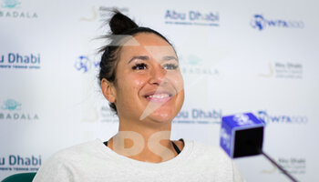 2021-01-07 - Heather Watson of Great Britain talks to the media after her first-round match at the 2021 Abu Dhabi WTA Women's Tennis Open WTA 500 tournament on January 7, 2021 in Abu Dhabi, United Arab Emirates - Photo Rob Prange / Spain DPPI / DPPI - 2021 ABU DHABI WTA WOMEN'S TENNIS OPEN WTA 500 TOURNAMENT - FIRST ROUND - INTERNATIONALS - TENNIS