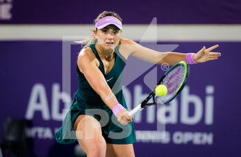 2021-01-08 - Paula Badosa of Spain in action against Alize Cornet of France during the second round at the 2021 Abu Dhabi WTA Women's Tennis Open WTA 500 tournament on January 8, 2021 in Abu Dhabi, United Arab Emirates - Photo Rob Prange / Spain DPPI / DPPI - 2021 ABU DHABI WTA WOMEN'S TENNIS OPEN WTA 500 TOURNAMENT - SECOND ROUND - INTERNATIONALS - TENNIS