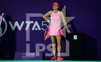 2021-01-08 - Alize Cornet of France in action against Paula Badosa of Spain during the second round at the 2021 Abu Dhabi WTA Women's Tennis Open WTA 500 tournament on January 8, 2021 in Abu Dhabi, United Arab Emirates - Photo Rob Prange / Spain DPPI / DPPI - 2021 ABU DHABI WTA WOMEN'S TENNIS OPEN WTA 500 TOURNAMENT - SECOND ROUND - INTERNATIONALS - TENNIS