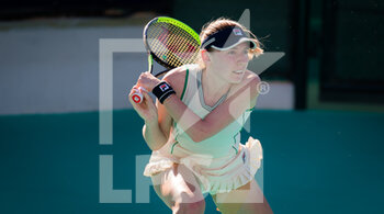 2021-01-09 - Ekaterina Alexandrova of Russia in action against Heather Watson of Great Britain during the second round at the 2021 Abu Dhabi WTA Women's Tennis Open WTA 500 tournament on January 9, 2021 in Abu Dhabi, United Arab Emirates - Photo Rob Prange / Spain DPPI / DPPI - 2021 ABU DHABI WTA WOMEN'S TENNIS OPEN WTA 500 TOURNAMENT - SECOND ROUND - INTERNATIONALS - TENNIS