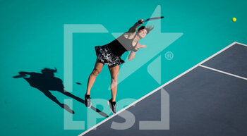2021-01-10 - Maria Sakkari of Greece in action against Garbine Muguruza of Spain during her third round match at the 2021 Abu Dhabi WTA Women's Tennis Open WTA 500 tournament on January 10, 2021 in Abu Dhabi, United Arab Emirates - Photo Rob Prange / Spain DPPI / DPPI - 2021 ABU DHABI WTA WOMEN'S TENNIS OPEN WTA 500 TOURNAMENT - THIRD ROUND - INTERNATIONALS - TENNIS