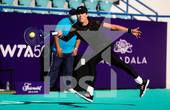 2021-01-10 - Garbine Muguruza of Spain in action against Maria Sakkari of Greece during her third round match at the 2021 Abu Dhabi WTA Women's Tennis Open WTA 500 tournament on January 10, 2021 in Abu Dhabi, United Arab Emirates - Photo Rob Prange / Spain DPPI / DPPI - 2021 ABU DHABI WTA WOMEN'S TENNIS OPEN WTA 500 TOURNAMENT - THIRD ROUND - INTERNATIONALS - TENNIS