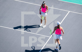 2021-01-12 - Luisa Stefani of Brazil and Hayley Carter of the United States playing doubles at the 2021 Abu Dhabi WTA Women's Tennis Open WTA 500 tournament on January 12, 2021 in Abu Dhabi, United Arab Emirates - Photo Rob Prange / Spain DPPI / DPPI - 2021 ABU DHABI WTA WOMEN'S TENNIS OPEN WTA 500 TOURNAMENT - SEMIFINAL - INTERNATIONALS - TENNIS