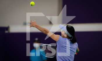 2021-01-12 - Shuko Aoyama of Japan in action during her doubles semifinal match at the 2021 Abu Dhabi WTA Women's Tennis Open WTA 500 tournament on January 12, 2021 in Abu Dhabi, United Arab Emirates - Photo Rob Prange / Spain DPPI / DPPI - 2021 ABU DHABI WTA WOMEN'S TENNIS OPEN WTA 500 TOURNAMENT - SEMIFINAL - INTERNATIONALS - TENNIS