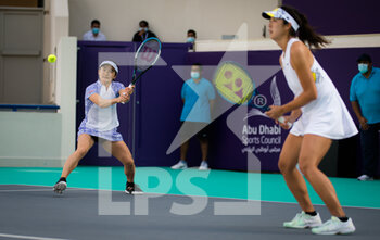 2021-01-13 - Shuko Aoyama and Ena Shibahara of Japan in action during the doubles final of the 2021 Abu Dhabi WTA Women's Tennis Open WTA 500 tournament on January 13, 2021 in Abu Dhabi, United Arab Emirates - Photo Rob Prange / Spain DPPI / DPPI -  2021 ABU DHABI WTA WOMEN'S TENNIS OPEN WTA 500 TOURNAMENT - DOUBLES FINAL - INTERNATIONALS - TENNIS