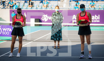 2021-01-13 - Hayley Carter of the United States and Luisa Stefani of Brazil with their runner up flowers after the doubles final of the 2021 Abu Dhabi WTA Women's Tennis Open WTA 500 tournament on January 13, 2021 in Abu Dhabi, United Arab Emirates - Photo Rob Prange / Spain DPPI / DPPI -  2021 ABU DHABI WTA WOMEN'S TENNIS OPEN WTA 500 TOURNAMENT - DOUBLES FINAL - INTERNATIONALS - TENNIS