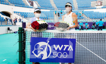 2021-01-13 - Shukoa Aoyama and Ena Shibahara of Japan pose with the champions flowers after winning the doubles final of the 2021 Abu Dhabi WTA Women's Tennis Open WTA 500 tournament on January 13, 2021 in Abu Dhabi, United Arab Emirates - Photo Rob Prange / Spain DPPI / DPPI -  2021 ABU DHABI WTA WOMEN'S TENNIS OPEN WTA 500 TOURNAMENT - DOUBLES FINAL - INTERNATIONALS - TENNIS
