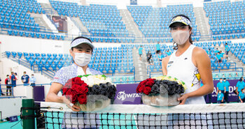 2021-01-13 - Shukoa Aoyama and Ena Shibahara of Japan pose with the champions flowers after winning the doubles final of the 2021 Abu Dhabi WTA Women's Tennis Open WTA 500 tournament on January 13, 2021 in Abu Dhabi, United Arab Emirates - Photo Rob Prange / Spain DPPI / DPPI -  2021 ABU DHABI WTA WOMEN'S TENNIS OPEN WTA 500 TOURNAMENT - DOUBLES FINAL - INTERNATIONALS - TENNIS