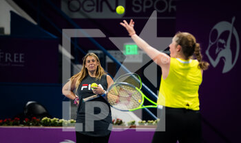 2021-02-27 - Marion Bartoli during practice with Jelena Ostapenko ahead of the 2021 Qatar Total Open, WTA 500 tennis tournament on February 27, 2021 at the Khalifa International Tennis and Squash Complex in Doha, Qatar - Photo Rob Prange / Spain DPPI / DPPI - 2021 QATAR TOTAL OPEN, WTA 500 TENNIS TOURNAMENT - INTERNATIONALS - TENNIS