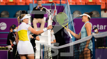 2021-03-01 - Anett Kontaveit of Estonia and Jennifer Brady of the United States at the net after their first-round match at the 2021 Qatar Total Open, WTA 500 tennis tournament on March 1, 2021 at the Khalifa International Tennis and Squash Complex in Doha, Qatar - Photo Rob Prange / Spain DPPI / DPPI - 2021 QATAR TOTAL OPEN, WTA 500 TENNIS TOURNAMENT - INTERNATIONALS - TENNIS