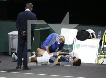 2021-03-01 - Felix Auger-Aliassime of Canada is treated on court during his first round match against Kei Nishikori of Japan on day 1 of the ABN AMRO World Tennis Tournament 2021, ATP 500 tournament on March 1, 2021 at the Rotterdam Ahoy in Rotterdam, Netherlands - Photo Jean Catuffe / DPPI - ABN AMRO WORLD TENNIS TOURNAMENT 2021, ATP 500 TOURNAMENT - INTERNATIONALS - TENNIS