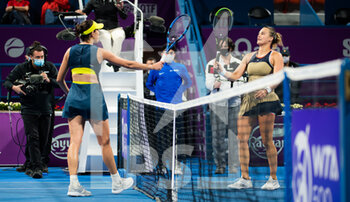 2021-03-03 - Garbine Muguruza of Spain and Aryna Sabalenka of Belarus after their second-round match at the 2021 Qatar Total Open, WTA 500 tennis tournament on March 3, 2021 at the Khalifa International Tennis and Squash Complex in Doha, Qatar - Photo Rob Prange / Spain DPPI / DPPI - 2021 QATAR TOTAL OPEN, WTA 500 TENNIS TOURNAMENT - INTERNATIONALS - TENNIS