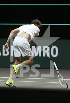 2021-03-03 - Daniil Medvedev of Russia breaks his racket during his match against Dusan Lajovic of Serbia during day 3 of the 48th ABN AMRO World Tennis Tournament, an ATP Tour 500 tournament on March 3, 2021 at the Rotterdam Ahoy in Rotterdam, Netherlands - Photo Jean Catuffe / DPPI - 48TH ABN AMRO WORLD TENNIS ATP TOUR 500 TOURNAMENT - INTERNATIONALS - TENNIS